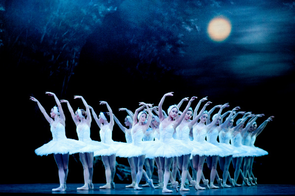 Swan Lake by the English National Ballet. image courtesy of Sian Trenberth.