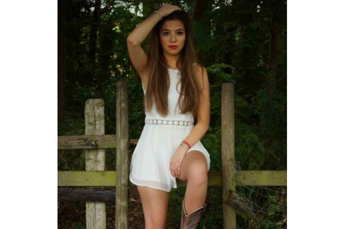 image of Ellie Dibben who performs at Buckle and Boots